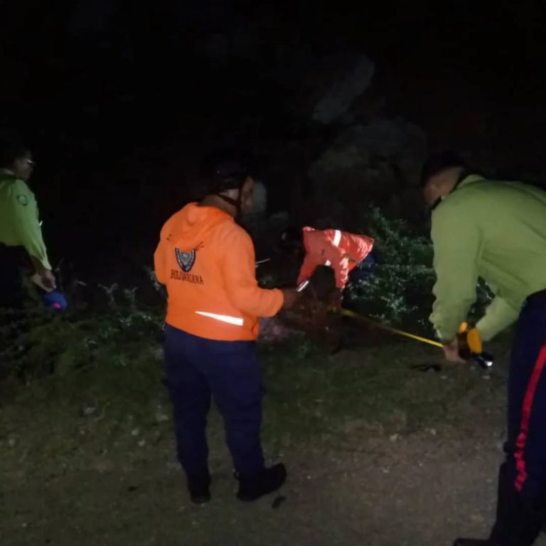 Falleció al deslizar su moto y precipitarse a un barranco