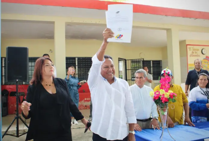 Este martes, el alcalde reelecto en el municipio Silva, Osnel Arnías recibió las credenciales para ejercer su cargo.