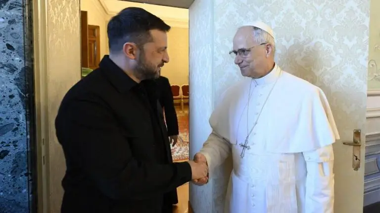 León XIV invita a Zelenski y a Rusia a negociar la paz en el Vaticano