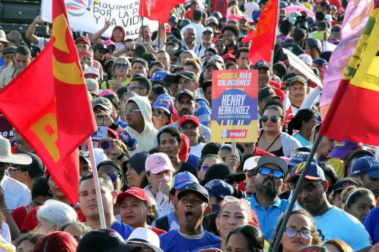 Desde la plaza Alí Primera de Bobare hasta la calle El Sol caminó la marea roja junto al candidato del GPP, Henry Hernández.