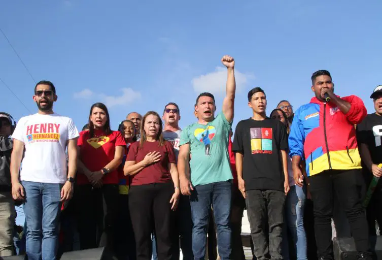 Desde la plaza Alí Primera de Bobare hasta la calle El Sol caminó la marea roja junto al candidato del GPP, Henry Hernández.