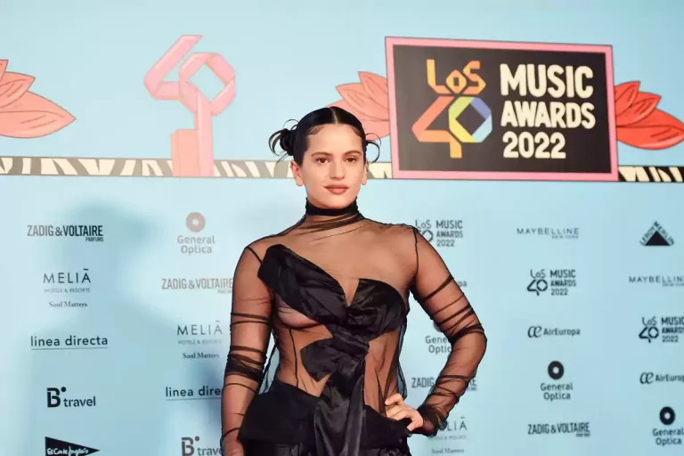 Rosalía conquista Instagram con su propia tipografía y emojis secretos