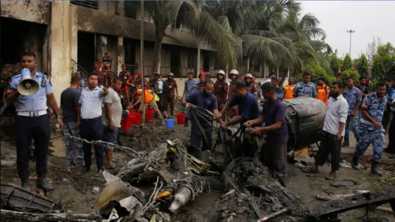 Sube a 27 cifra de muertos en accidente aéreo en Bangladés