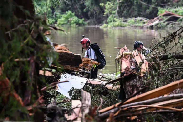 Inundaciones en Texas suman 52 fallecidos, entre ellos 15 niños