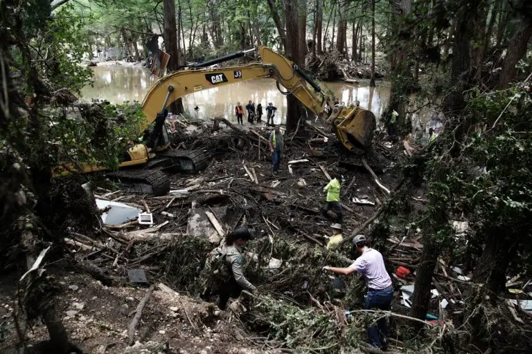 Sube a 91 el número de muertos por las inundaciones en Texas