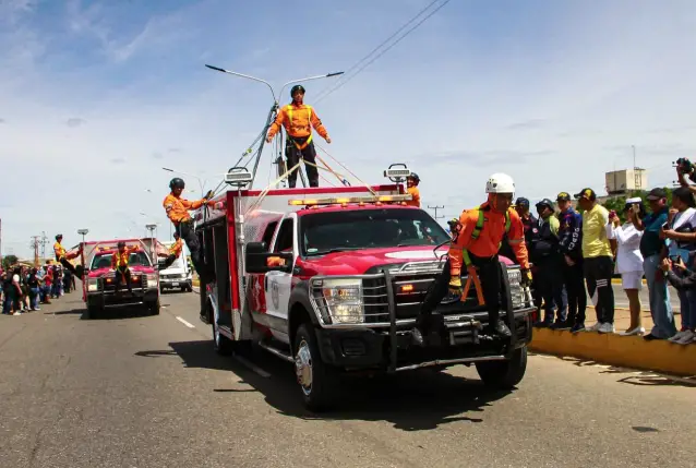 Con un amplio desfile la entidad conmemoró los 214 años de la Firma del Acta de Independencia y el Día de la Fuerza Armada.