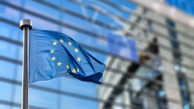 UE alarga suspensión de aranceles de represalia contra EE.UU.