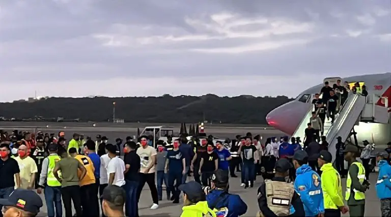 Llegaron a Maiquetía los venezolanos liberados en El Salvador