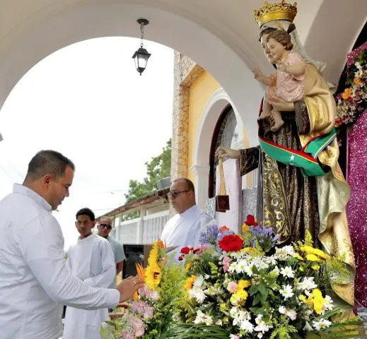 En una jornada marcada por la fe y el compromiso social, el gobernador Víctor Clark entregó de la Iglesia Nuestra Señora del Carmen.