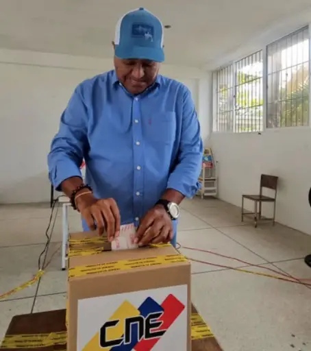 El candidato unitario dela oposición para el municipio Silva, Osnel Arnías, ejerció su derecho al voto en el Liceo José Leonardo Chirinos.