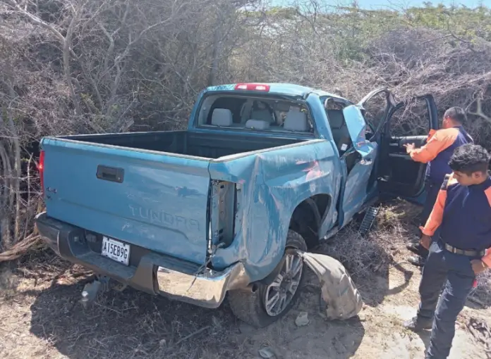 El Sistema Nacional de Gestión de Riesgos informó que una mujer perdió la vida en un volcamiento ocurrido en la carretera Coro-Punto Fijo.