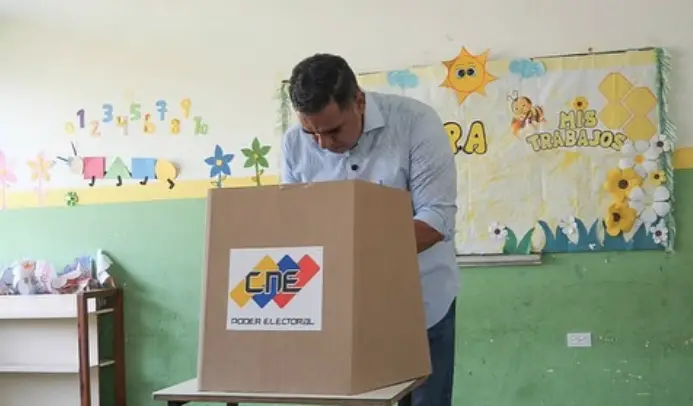 Por la "Gente que resuelve", el candidato a la Alcaldía del municipio Silva, Yves Marcano, sufragó desde la parroquia Boca de Aroa.