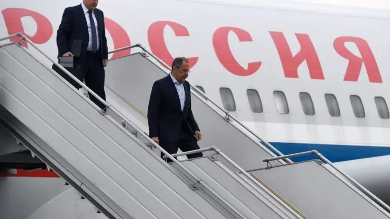 Lavrov llega a Alaska ante en la cumbre de Putin-Trump