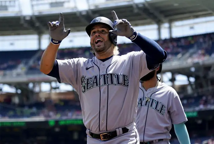 MLB: Eugenio Suárez regresa a Seattle con el madero encendido