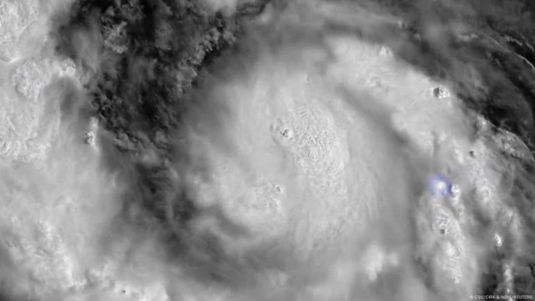 Huracán Erin golpea el Caribe y amenaza costa este de EE.UU.
