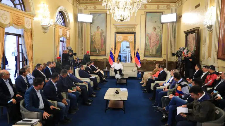 Maduro se reúne con alcaldes opositores en Miraflores