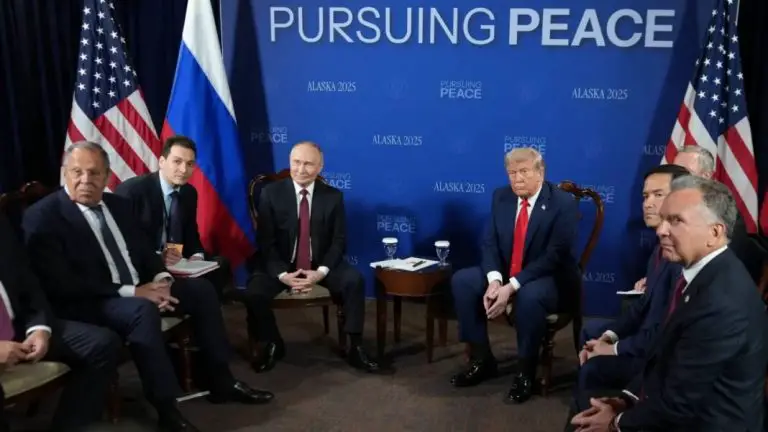 Inicia la reunión Trump-Putin en Alaska