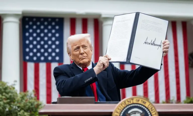 Trump celebra entrada en vigor de aranceles para más de 100 países