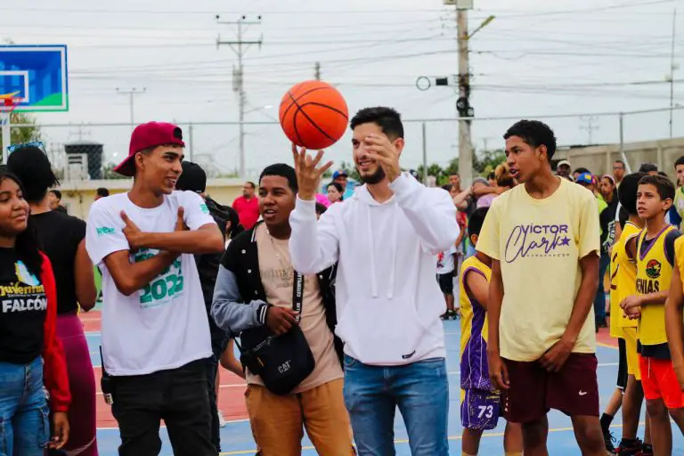 Comunidad de Las Eugenias celebra inauguración de cancha deportiva