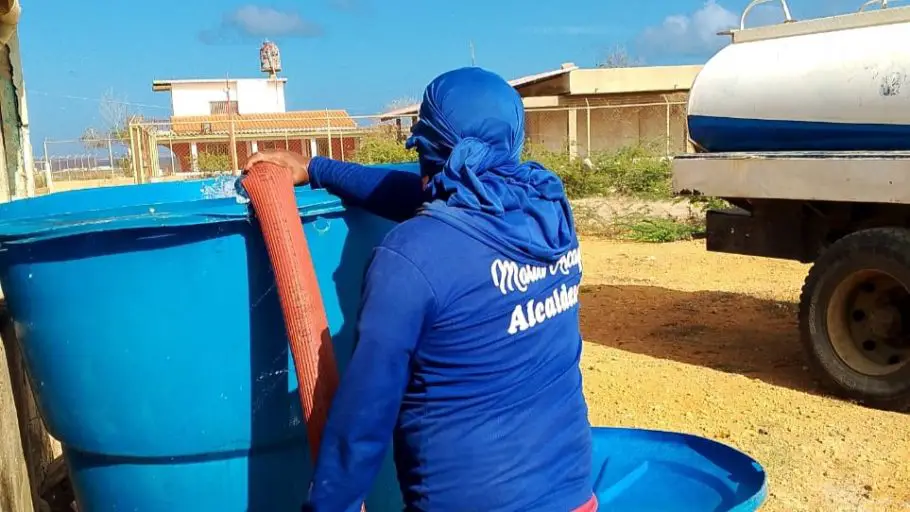 Atención de agua por cisternas reciben en sectores de Los Taques