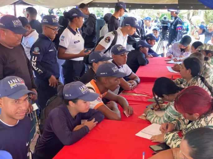 En la plaza Bolívar de Coro falconianos en unión cívico-militar se congregaron para poner en marcha el plan nacional "Soberanía y Paz".