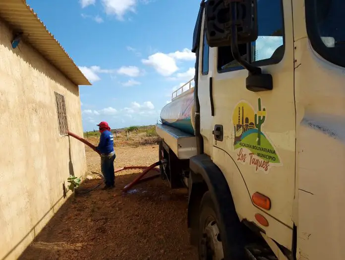 Atención de agua por cisternas reciben en sectores de Los Taques