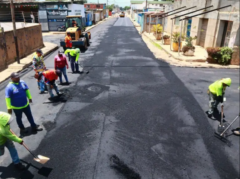 Avanzan trabajos de vialidad en la calle Libertad de Coro
