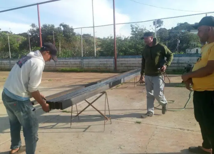 Las vocerías de la comuna Batalla de Churuguara iniciaron los trabajos de rehabilitación y construcción de techado de la cancha deportiva.