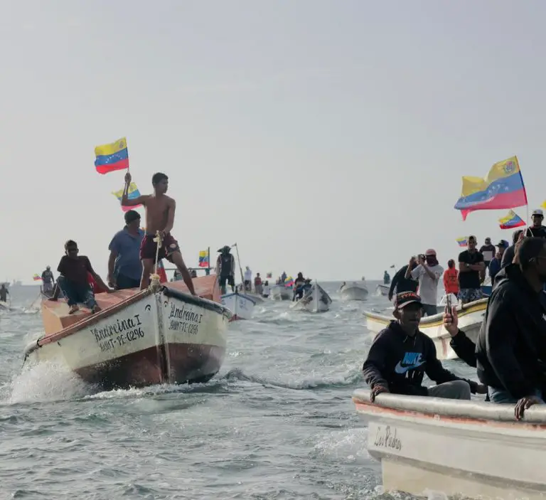 Pescadores salen en caravana marítima a defender las costas falconianas