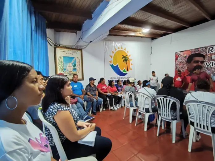 El poder popular organizado de la parroquia Chichiriviche participó en una reunión para recibir orientación sobre los procesos de renovación.