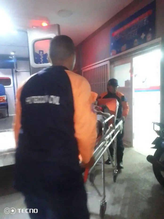 Choque entre motos deja cuatro adultos y un niño lesionado