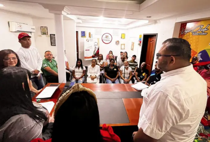 Desde el despacho del alcalde Rubén Molina se realizó la firma de los 9 proyectos aprobados para la juventud colinense.