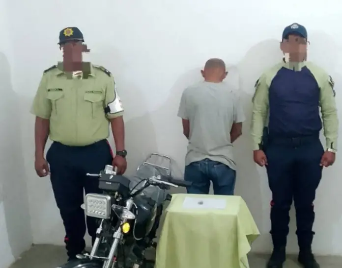 En una operación llevada a cabo por la DIEP de la Policía Municipal de Miranda, se logró la aprehensión de un sujeto por posesión de droga.