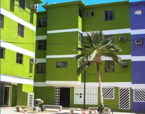 Víctor Clark, en compañía del alcalde Luis Manuel Piña, inspeccionó los trabajos que se ejecutan en los edificios del sector Banco Obrero.
