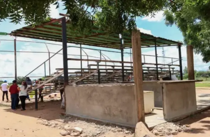 Los chamos con la comuna Cantón Casicure llevan a cabo los trabajos de la rehabilitación del estadio Otoniel Gómez.