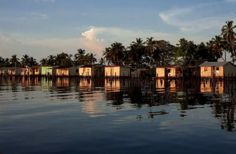 Este sitio se encuentra al sur del Lago de Maracaibo, y es una impresionante laguna natural ubicada en la desembocadura del río Catatumbo.
