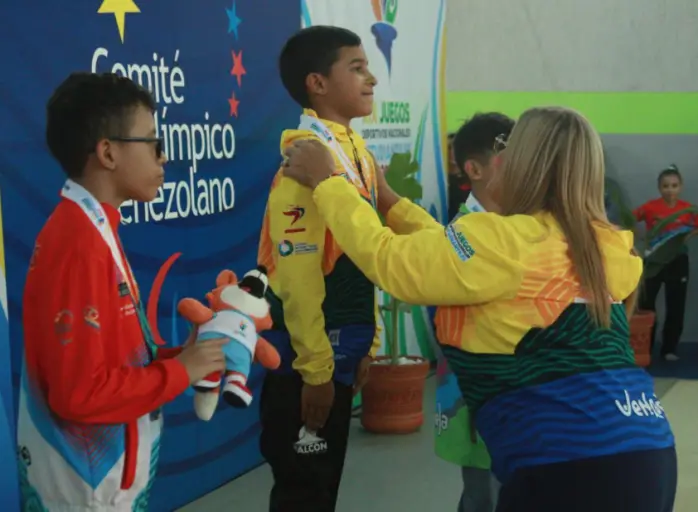 En la disciplina gimnasia artística masculina de los XIX Juegos Deportivos Nacionales Estudiantiles Falcón se colgó la medalla de oro.