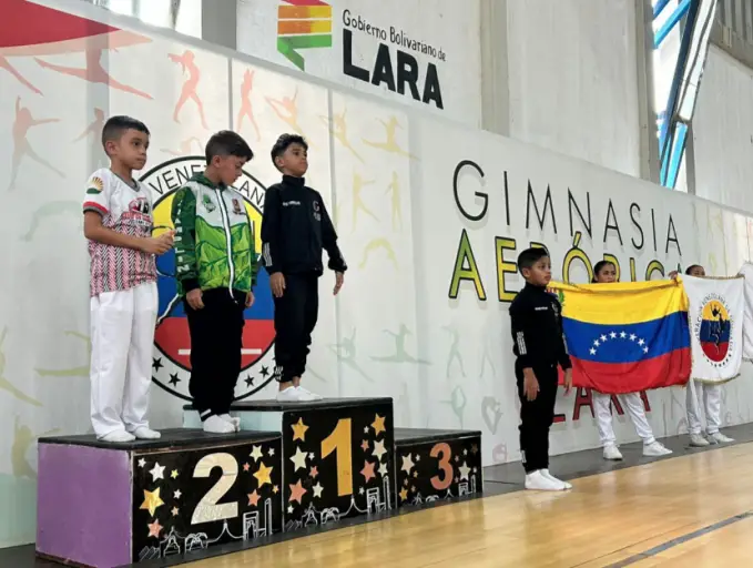 Cuatro medallas de oro, siete de plata y cuatro de bronce ha sido la cosecha de la gimnasia de trampolín falconiana en el campeonato.