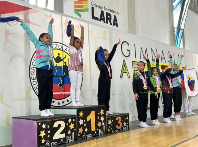 Cuatro medallas de oro, siete de plata y cuatro de bronce ha sido la cosecha de la gimnasia de trampolín falconiana en el campeonato.