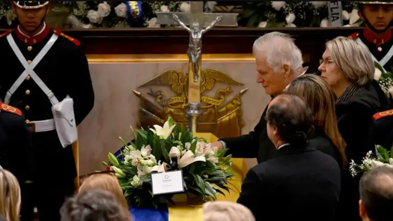 Miguel Uribe Turbay es velado en el Capitolio de Colombia