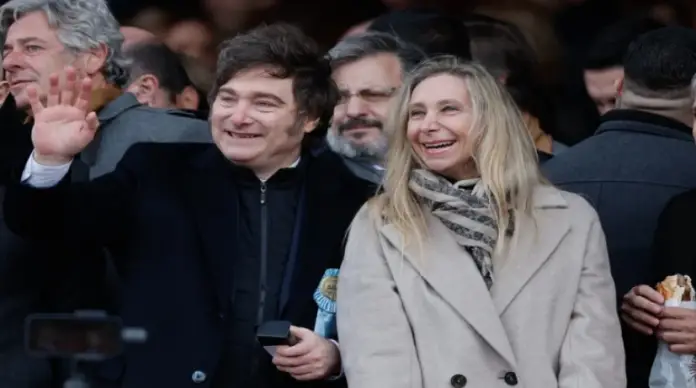 En medio de un escándalo de corrupción, la intención de voto del candidato Javier Milei se ve afectada a pocos días de las elecciones.
