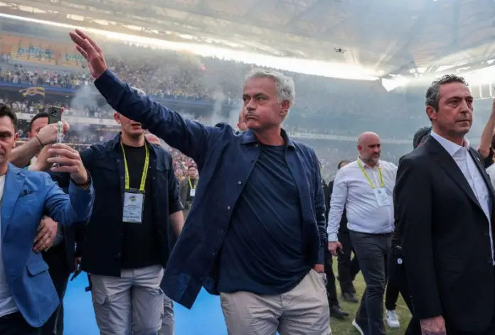 José Mourinho fue destituido por el Fenerbahçe este viernes, culminando abruptamente su vínculo con el club.