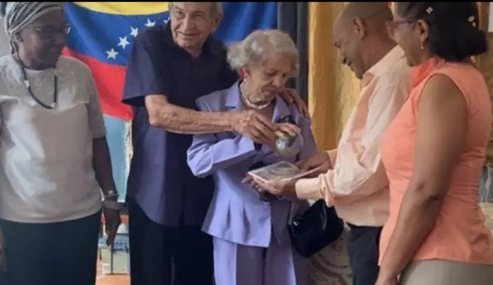 En un encuentro que unió arte, historia y cultura, se llevó a cabo el bautizo y la exposición del libro “Cinco Veces Cien”, del licenciado Ricardo González, en el Centro de la Diversidad Cultural, delegación Falcón.