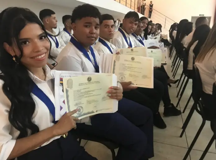 En el 66 aniversario del Inces, el Liceo Inces Falcón graduó a 59 hombres y mujeres que integraron la XIX Promoción de Bachilleres.