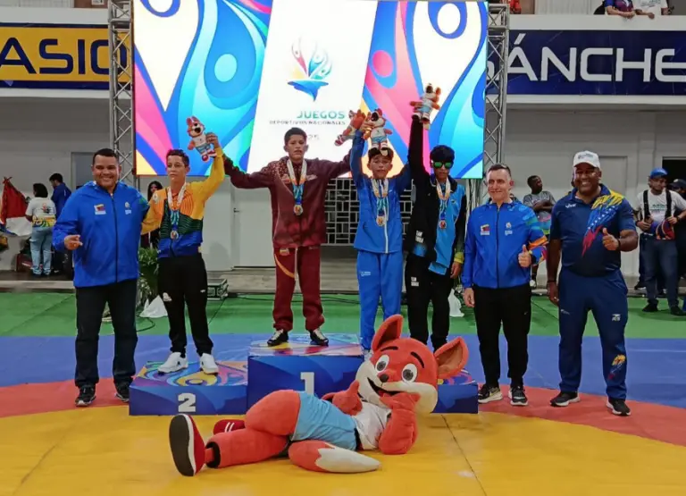 Falcón suma cinco medallas en lucha grecorromana