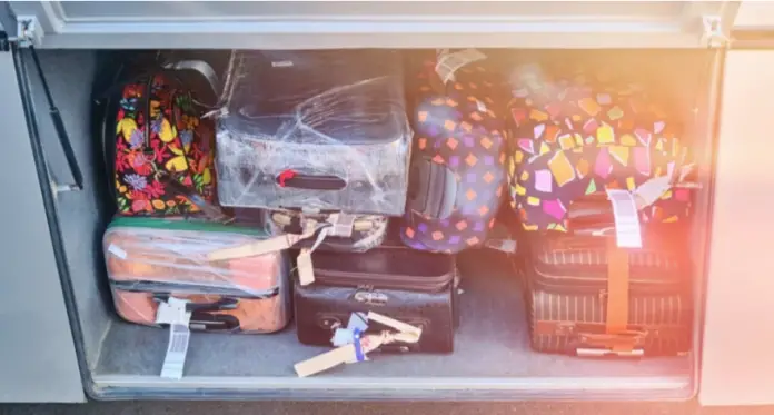 En Nueva Zelanda, una mujer afronta acusaciones por llevar a una niña en una maleta mientras viajaba en un autobús.