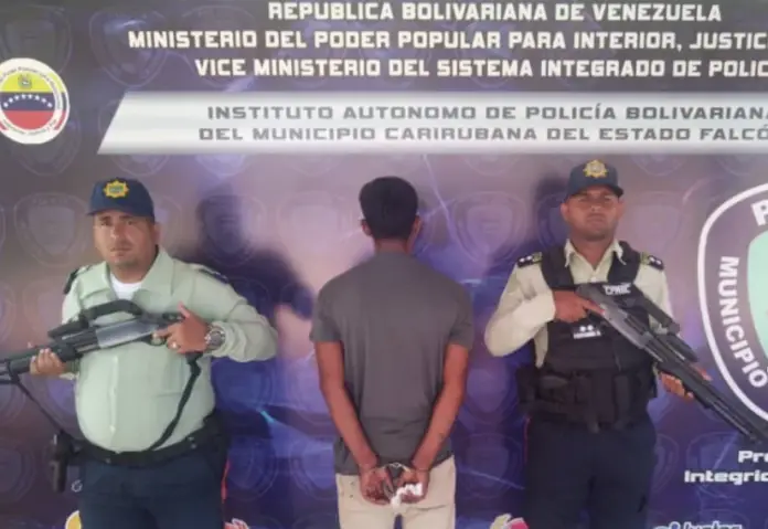 Dos individuos fueron arrestados tras participar en una pelea, donde se destaca que uno de ellos es buscado por las autoridades.
