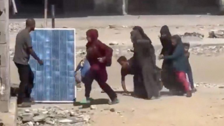 Soldados israelíes abren fuego contra civiles que buscan refugio en Gaza (VIDEO)