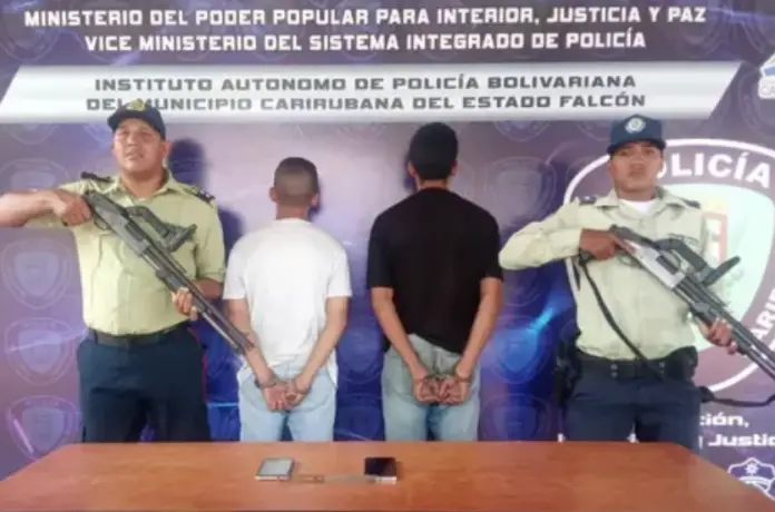 Dos individuos fueron arrestados por oficiales de la Policía Municipal de Carirubana, acusados de haber cometido un robo a mano armada.