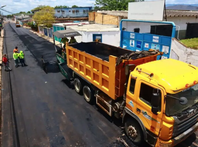Más de 600 toneladas de asfalto fueron utilizados en la recuperación de la vialidad de la calle Libertad de Coro.